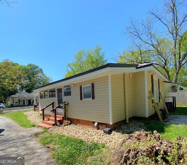 Building Photo - 122 Mandeville Ave