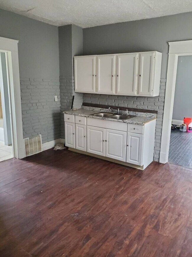 Building Photo - Charming 4-Bedroom Property in Prime Location