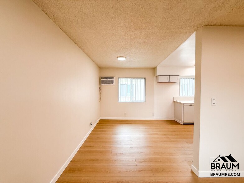 Building Photo - 13129 Oxnard St