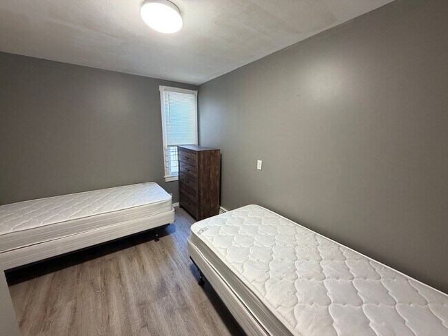 Building Photo - 9-15 Riverview Place-11 3rd Floor