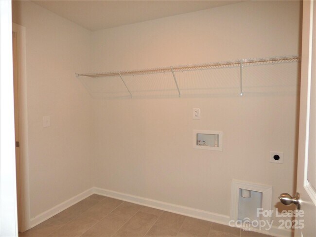 Building Photo - 1057 Red Apple St