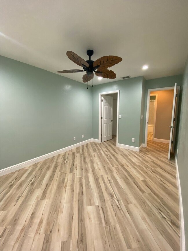 Building Photo - FULLY REMODELED VILLA IN REGENT PARK!!!!