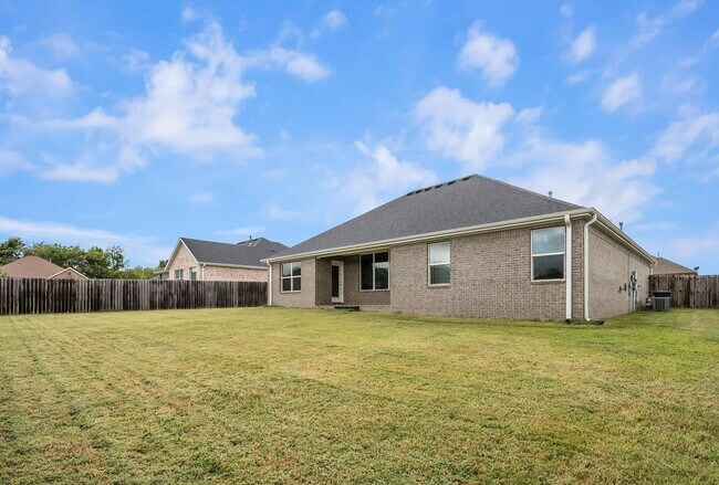 Building Photo - 499 Concho St