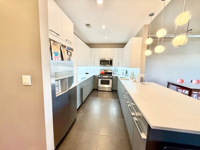 Building Photo - Stunning 2 Bed 2 Bath Plus Lofted Den in the Wicker Park area
