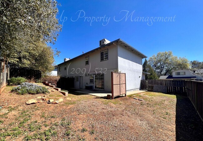 Building Photo - 3 Bedroom 1.5 Bath Townhome near Racetrack Neighborhood!