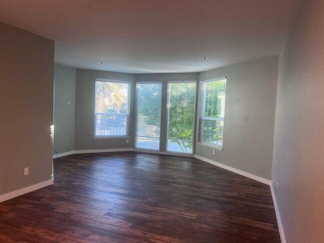 Building Photo - Spacious 1 Bedroom with Tons of Light, High Ceilings & Full Size Washer/Dryer Inside