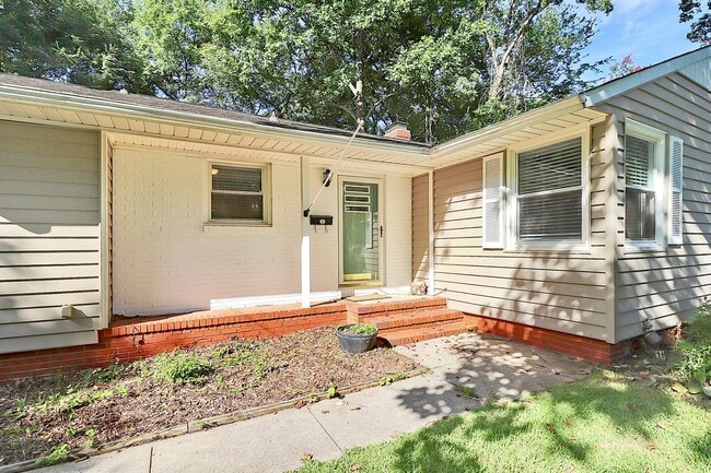 Building Photo - Discover the charm of this brick ranch nestled in the heart of Madison Park