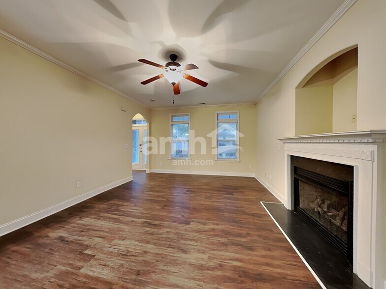 Building Photo - 483 Quick Silver Dr