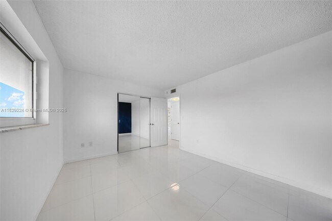Building Photo - 1175 NE Miami Gardens Dr