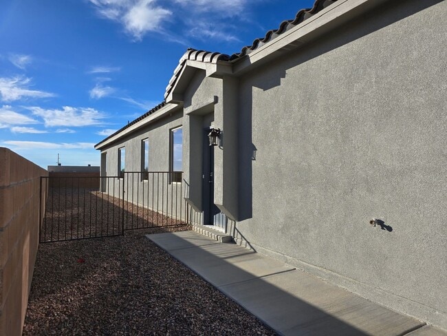 Building Photo - 3850 Chitalpa