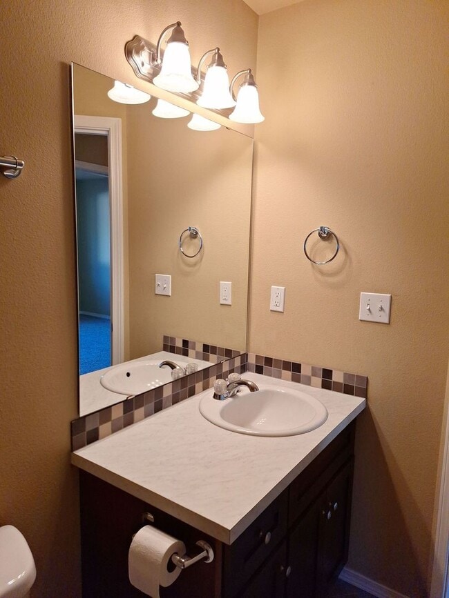 Building Photo - Central Valley Area - 2 Story Home (3Bed, 2.5 Bath)