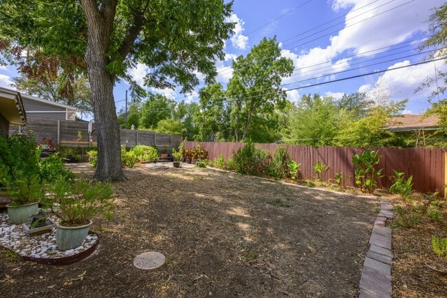 Building Photo - 2702 Little John Ln