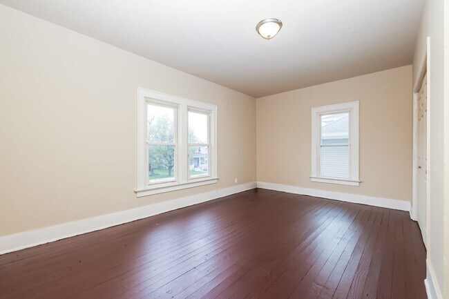 Building Photo - 557/559 E Madison Ave