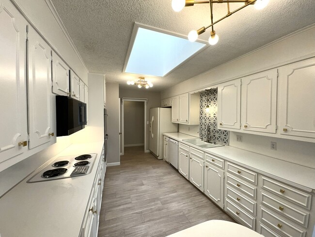 Building Photo - 2405 Stutz Pl