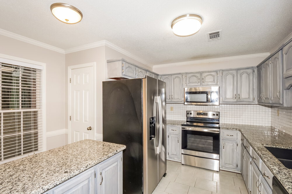 Building Photo - 2418 Lake Edge Dr