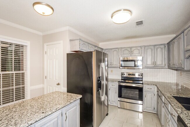 Building Photo - 2418 Lake Edge Dr