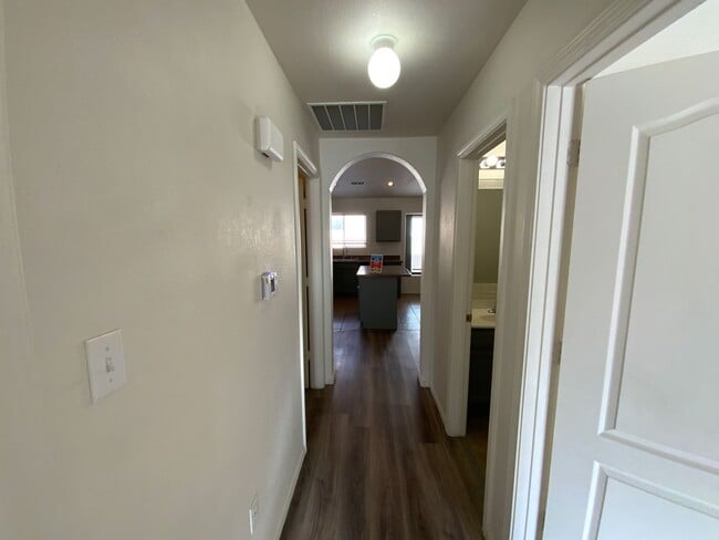 Building Photo - 4 Bedroom Single Story Home Available Near Unser Blvd NE & King Blvd NE in Rio Rancho!