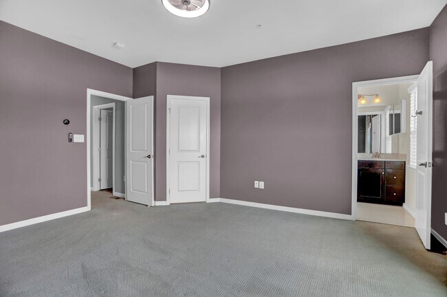 Building Photo - Stunning Townhome with Water Views!