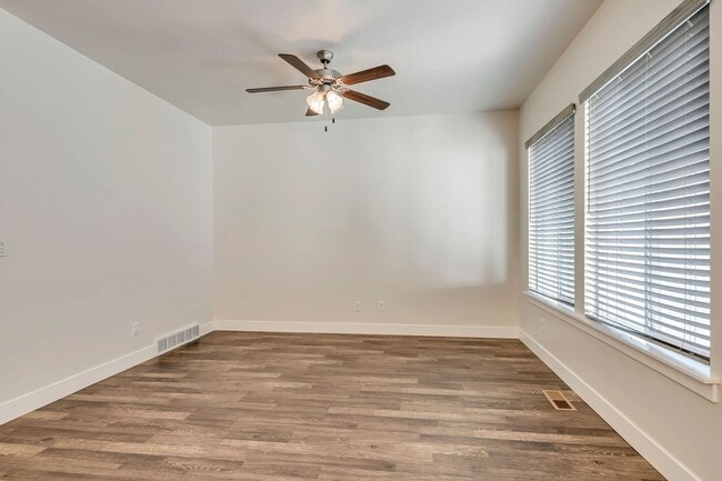 Building Photo - Gorgeous Three Bedroom Townhome; Herriman//