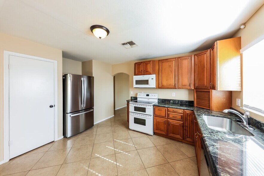 Building Photo - 10653 W Poinsettia Dr