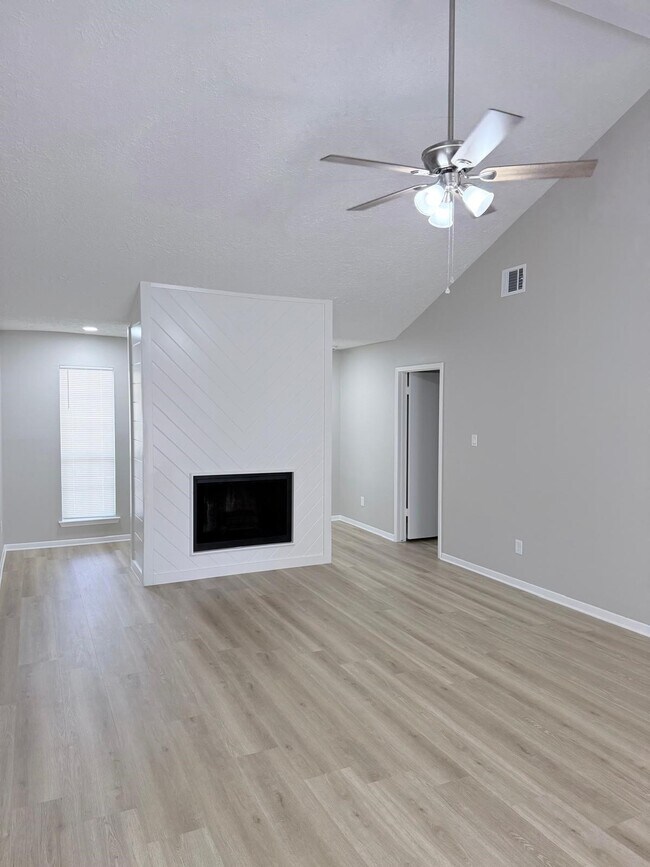 Building Photo - 1315 Tiny Tree Dr