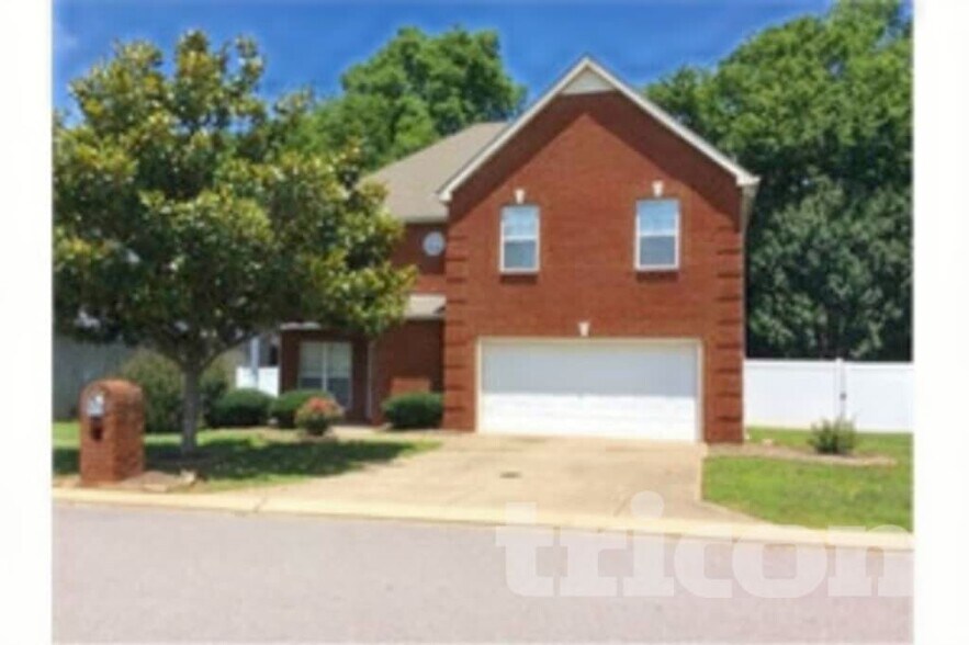 Building Photo - 221 Titans Cir