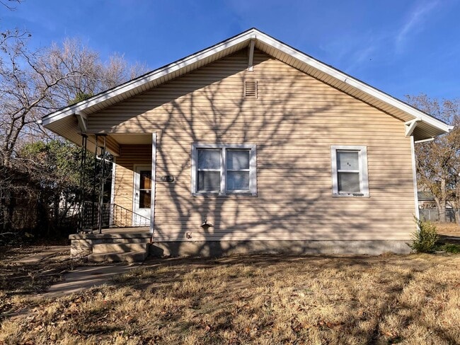 Building Photo - 2 Bed 1 Bath with 2-Car Detached Garage