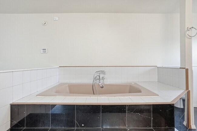 Building Photo - 611 S Ferrall St