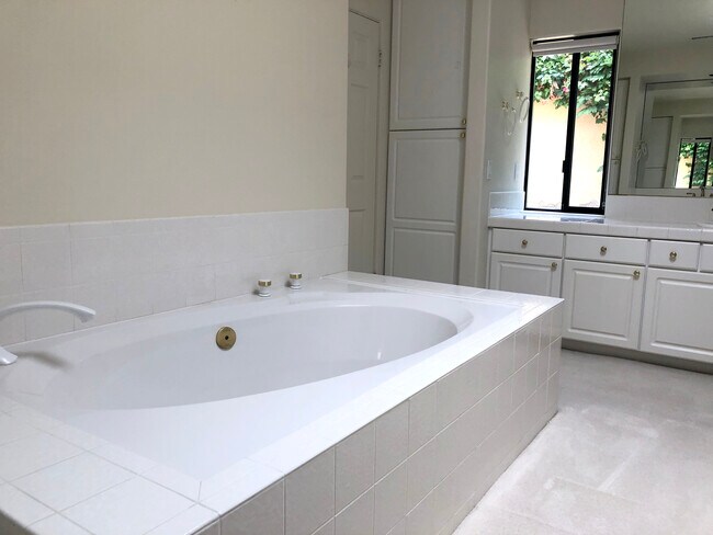 Primary bathroom with soaking tub - 72836 Mesa View Dr