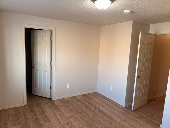 Building Photo - Well Maintained Spacious 4 BD Home with Granite Countertops, Hardwood Floors, High Ceilings, Grea...