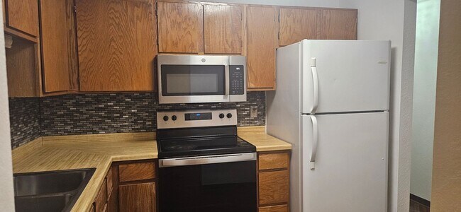 Building Photo - Meticulously Kept 3 bedroom, 2 bath condo ...