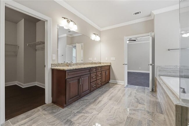 Building Photo - 710 Deer Holw Trce