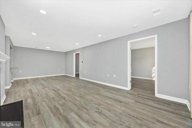 Building Photo - 10001 Vanderbilt Cir