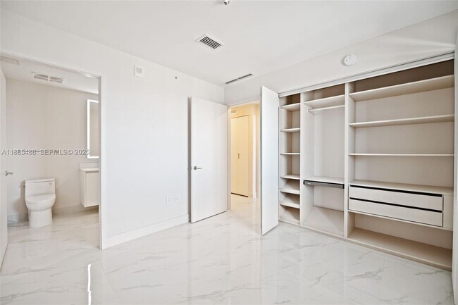 Building Photo - 700 NE 24th St