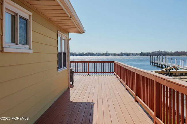 Building Photo - 44 Island Dr