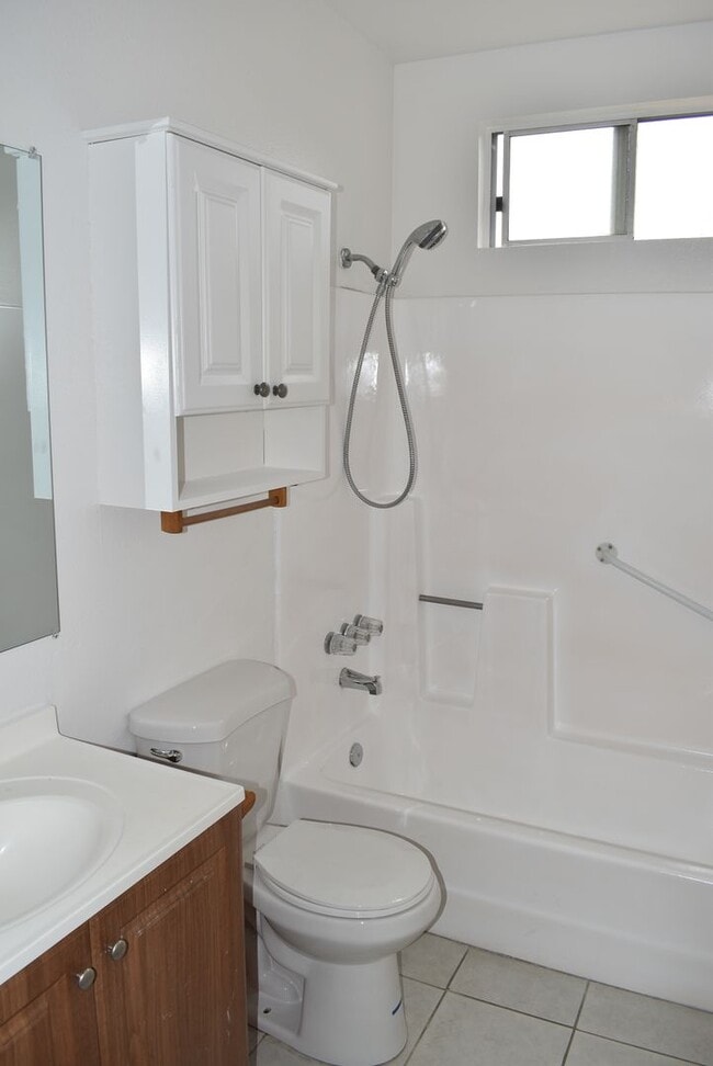 Building Photo - 2 Bedroom 1 Bath Single Level Unit- Lakeside