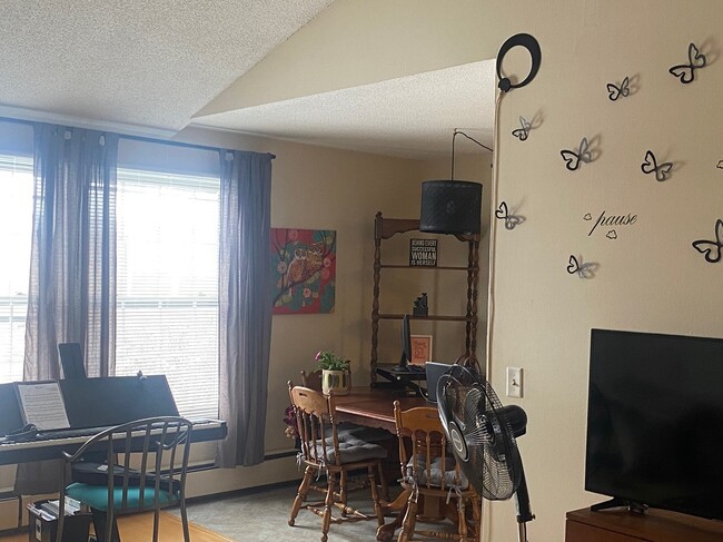 Building Photo - 821 Smetana Rd