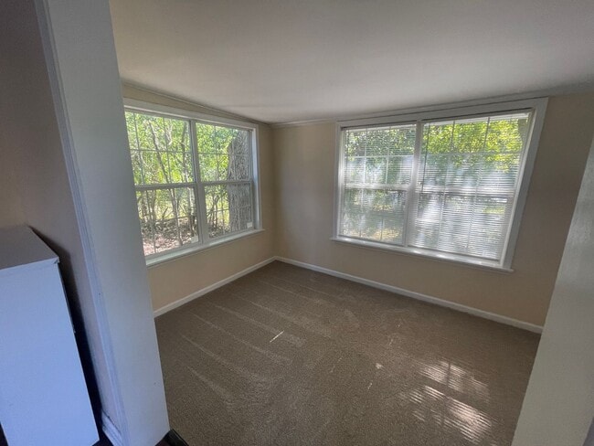 Building Photo - Updated 3bed / 3bath farmhouse.  Nice Location.