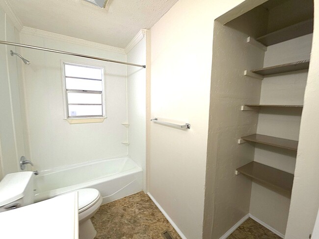Building Photo - Welcome to this charming 3 bedroom, 2 bath...