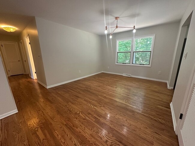 Building Photo - Large 4 bedroom ranch in Forest Hills