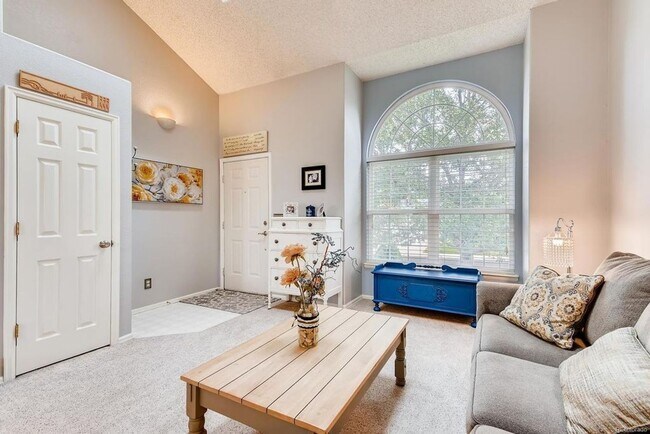 Building Photo - GREAT LOCATION! New LVP and Carpet - WON'T LAST LONG!