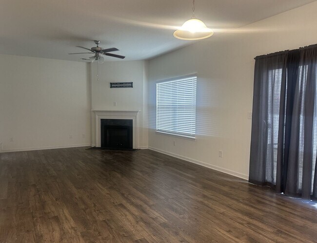 Building Photo - OPEN HOUSE Sat.  4/25 from 2pm to 4pm!  Come tour this spacious 3Bed/2.5Bath home in Maryville Ci...