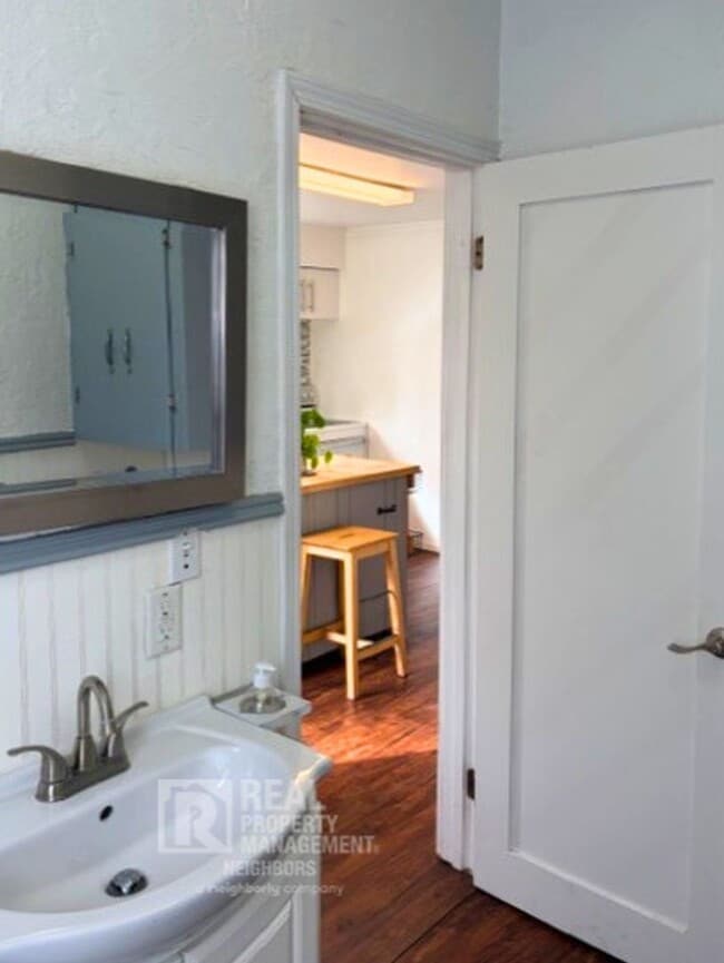 Building Photo - Welcome to Spacious 4 Bedroom, 1 Bathroom Holland Home