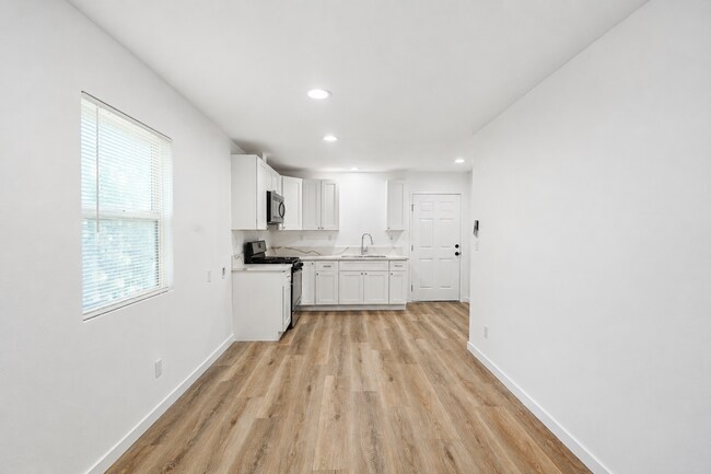 Building Photo - 1405 N Riverside Ave