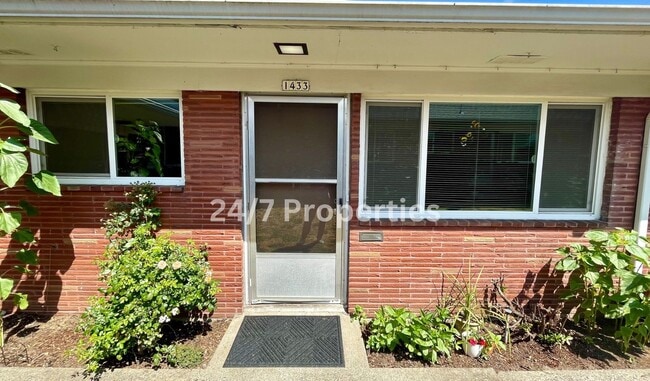 Building Photo - 1BD I 1BA Apartment - Downtown Sellwood