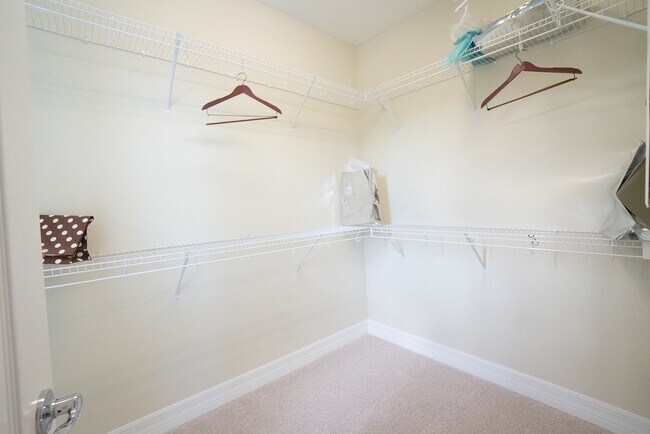 Building Photo - 3/2.5 Beautiful Model Townhome with Screened Courtyard & 2 Car Garage