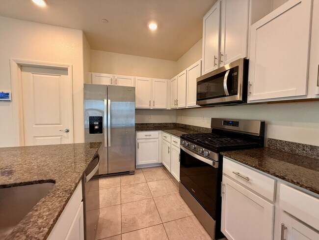 Building Photo - NEWLY UPGRADED 3 BED 2.5 BATH 2 CAR GARAGE...