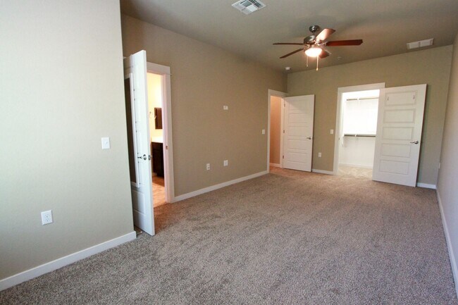 Building Photo - Beautiful 3 Bed / 2.5 Bath Home in Mueller