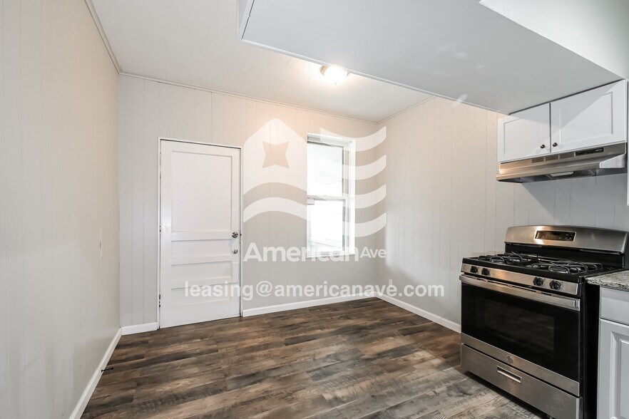 Building Photo - 3711 S Spring Ave