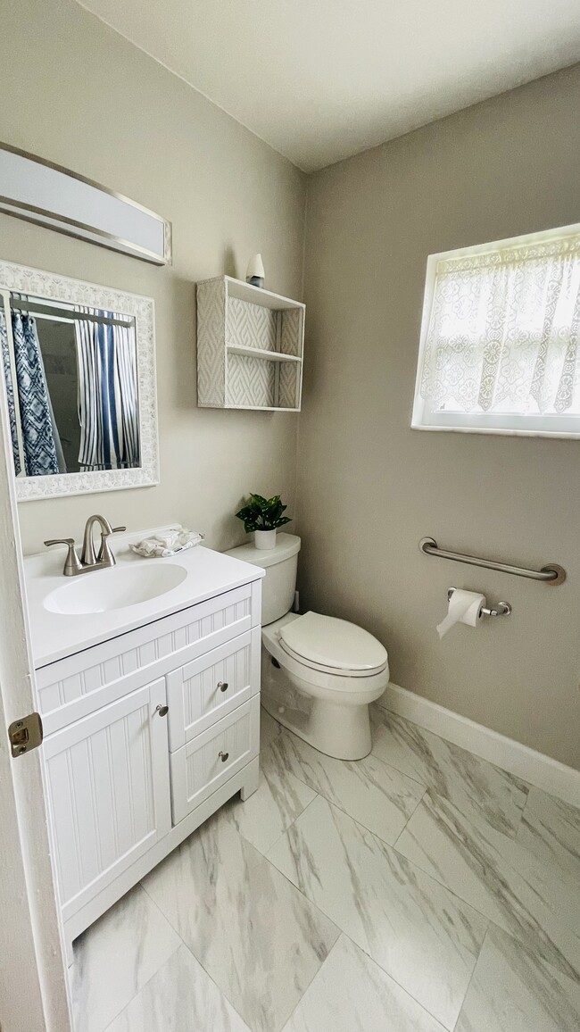 Bathroom (Unit #1) - 2155 Alafaya Trail